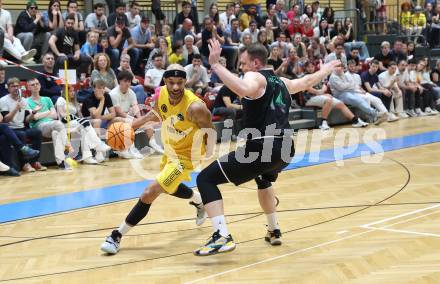 Basketball 2. Liga 2023/2024. Playoffs. SF-3.  Woerthersee Piraten gegen Union Deutsch Wagram Alligators.  Shawn L. Ray  (Piraten),  Branislav Balvan  (Deutsch Wagram). Klagenfurt, am 6.4.2024.
Foto: Kuess
---
pressefotos, pressefotografie, kuess, qs, qspictures, sport, bild, bilder, bilddatenbank