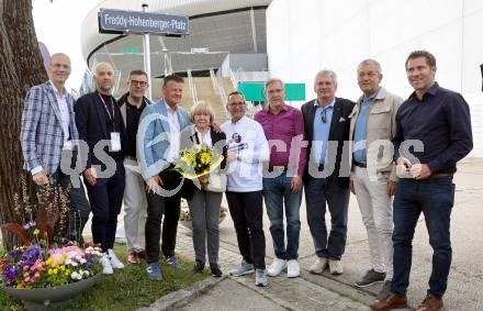 Fussball. SK Austria Klagenfurt. Einweihung Freddy-Hohenberger-Platz. Herbert Matschek, Guenther Gorenzel, Buergermeister Christian Scheider, Uschi Hohenberger, Franz Petritz,, Philipp Liesnig . Klagenfurt, 5.5.2024.
Foto: Kuess
www.qspictures.net
---
pressefotos, pressefotografie, kuess, qs, qspictures, sport, bild, bilder, bilddatenbank