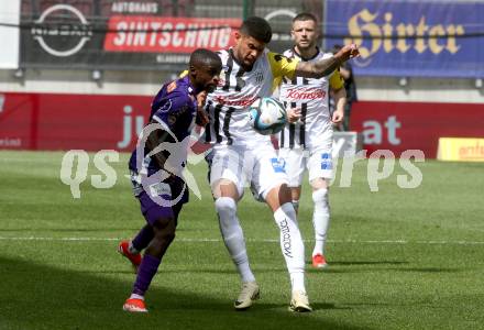 Fussball Bundesliga. SK Austria Klagenfurt gegen LASK. Solomon Bonnah,   (Klagenfurt),  Andres Alberto Andrade Cedeno (LASK).  Klagenfurt, am 5.5.2024.
Foto: Kuess
www.qspictures.net
---
pressefotos, pressefotografie, kuess, qs, qspictures, sport, bild, bilder, bilddatenbank