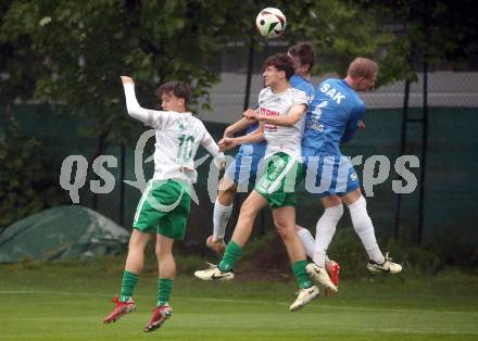 Fussball. Kaerntner Liga. Donau gegen SAK.  Julian Nico Horr, Maximilian Trappitsch  (Donau),  Toni Dullnig (SAK).  Klagenfurt, 8.5.2024.
Foto: Kuess
www.qspictures.net
---
pressefotos, pressefotografie, kuess, qs, qspictures, sport, bild, bilder, bilddatenbank