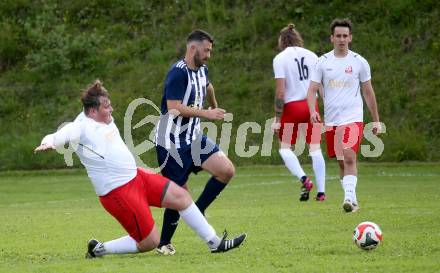 Fussball 2. KLasse C. Oberes Metnitztal gegen Strassburg.  Thomas Guenther Steiger (Metnitztal),  Markus Tamegger  (Strassburg). Grades, am 18.5.2024.
Foto: Kuess
www.qspictures.net
---
pressefotos, pressefotografie, kuess, qs, qspictures, sport, bild, bilder, bilddatenbank