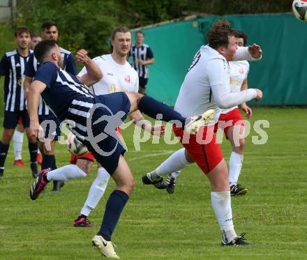 Fussball 2. KLasse C. Oberes Metnitztal gegen Strassburg.  Thomas Guenther Steiger (Metnitztal),  Markus Tamegger  (Strassburg). Grades, am 18.5.2024.
Foto: Kuess
www.qspictures.net
---
pressefotos, pressefotografie, kuess, qs, qspictures, sport, bild, bilder, bilddatenbank