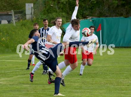 Fussball 2. KLasse C. Oberes Metnitztal gegen Strassburg.  Thomas Guenther Steiger (Metnitztal),  Markus Tamegger  (Strassburg). Grades, am 18.5.2024.
Foto: Kuess
www.qspictures.net
---
pressefotos, pressefotografie, kuess, qs, qspictures, sport, bild, bilder, bilddatenbank