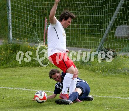 Fussball 2. KLasse C. Oberes Metnitztal gegen Strassburg. Patrick Strainer  (Metnitztal),   Benjamin Reibnegger (Strassburg). Grades, am 18.5.2024.
Foto: Kuess
www.qspictures.net
---
pressefotos, pressefotografie, kuess, qs, qspictures, sport, bild, bilder, bilddatenbank