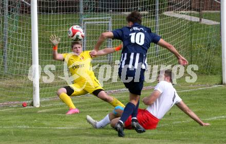 Fussball 2. KLasse C. Oberes Metnitztal gegen Strassburg. Samuel Leiter, Christian Michael Daniel  (Metnitztal),  Felix Andreas Schmoelzer  (Strassburg). Grades, am 18.5.2024.
Foto: Kuess
www.qspictures.net
---
pressefotos, pressefotografie, kuess, qs, qspictures, sport, bild, bilder, bilddatenbank