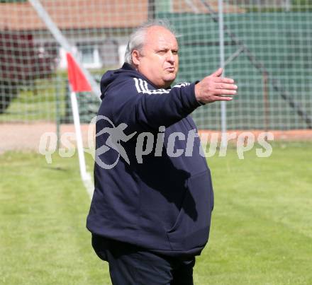 Fussball 2. KLasse C. Oberes Metnitztal gegen Strassburg.  Trainer Daniel Schorn   (Strassburg). Grades, am 18.5.2024.
Foto: Kuess
www.qspictures.net
---
pressefotos, pressefotografie, kuess, qs, qspictures, sport, bild, bilder, bilddatenbank