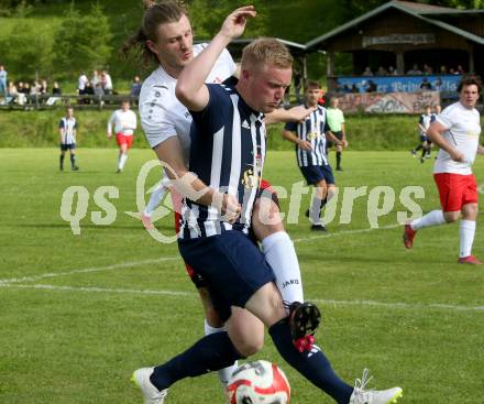 Fussball 2. KLasse C. Oberes Metnitztal gegen Strassburg.  Luca Markus Ruhdorfer (Metnitztal),   Marco Krall  (Strassburg). Grades, am 18.5.2024.
Foto: Kuess
www.qspictures.net
---
pressefotos, pressefotografie, kuess, qs, qspictures, sport, bild, bilder, bilddatenbank