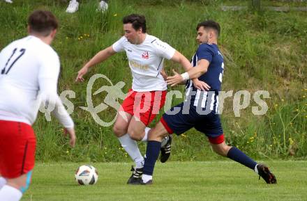 Fussball 2. KLasse C. Oberes Metnitztal gegen Strassburg.  Julian Reinhart (Metnitztal),  Markus Tamegger  (Strassburg). Grades, am 18.5.2024.
Foto: Kuess
www.qspictures.net
---
pressefotos, pressefotografie, kuess, qs, qspictures, sport, bild, bilder, bilddatenbank