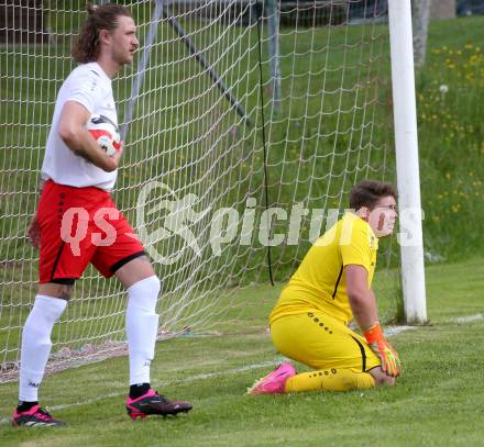 Fussball 2. KLasse C. Oberes Metnitztal gegen Strassburg.  Luca Markus Ruhdorfer, Christian Michael Daniel (Metnitztal). Grades, am 18.5.2024.
Foto: Kuess
www.qspictures.net
---
pressefotos, pressefotografie, kuess, qs, qspictures, sport, bild, bilder, bilddatenbank