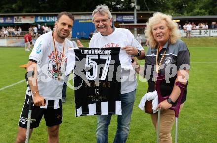 Fussball 1. Klasse C. Ludmannsdorf gegen Oberglan.. Meisterjubel  Jure Skafar, Supanz Willi, Christine Gaschler-Andreasch (Ludmannsdorf). Ludmannsdorf, am 9.6.2024.
Foto: Kuess
www.qspictures.net
---
pressefotos, pressefotografie, kuess, qs, qspictures, sport, bild, bilder, bilddatenbank