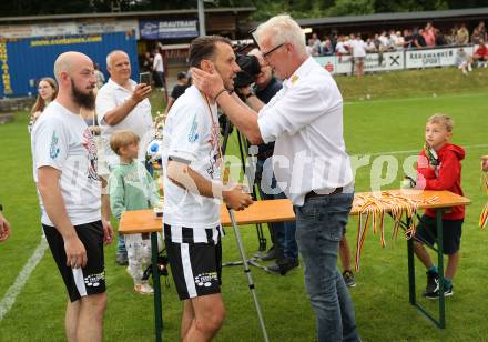 Fussball 1. Klasse C. Ludmannsdorf gegen Oberglan.. Meisterjubel Jure Skafar, Hendrikus van den Broek  (Ludmannsdorf). Ludmannsdorf, am 9.6.2024.
Foto: Kuess
www.qspictures.net
---
pressefotos, pressefotografie, kuess, qs, qspictures, sport, bild, bilder, bilddatenbank