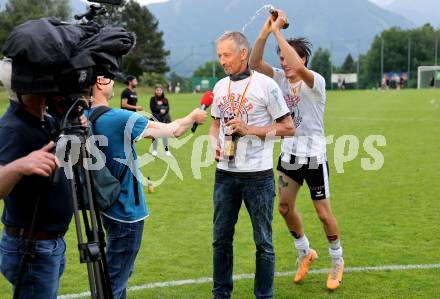 Fussball 1. Klasse C. Ludmannsdorf gegen Oberglan.. Meisterjubel  Trainer Wolfgang Andreas Eberhard (Ludmannsdorf). Ludmannsdorf, am 9.6.2024.
Foto: Kuess
www.qspictures.net
---
pressefotos, pressefotografie, kuess, qs, qspictures, sport, bild, bilder, bilddatenbank