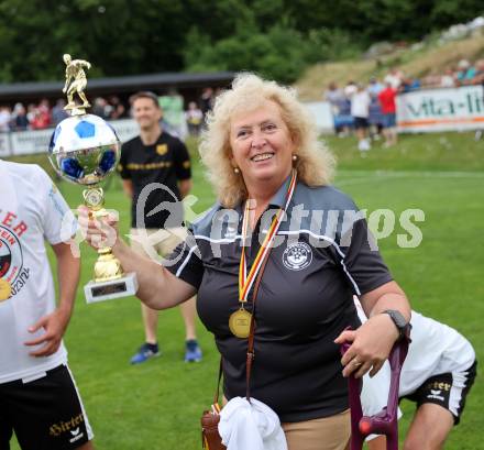 Fussball 1. Klasse C. Ludmannsdorf gegen Oberglan.. Meisterjubel Christine Gaschler-Andreasch  (Ludmannsdorf). Ludmannsdorf, am 9.6.2024.
Foto: Kuess
www.qspictures.net
---
pressefotos, pressefotografie, kuess, qs, qspictures, sport, bild, bilder, bilddatenbank