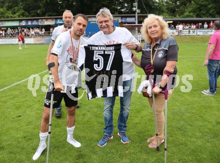 Fussball 1. Klasse C. Ludmannsdorf gegen Oberglan.. Meisterjubel  Jure Skafar, Supanz Willi, Christine Gaschler-Andreasch (Ludmannsdorf). Ludmannsdorf, am 9.6.2024.
Foto: Kuess
www.qspictures.net
---
pressefotos, pressefotografie, kuess, qs, qspictures, sport, bild, bilder, bilddatenbank