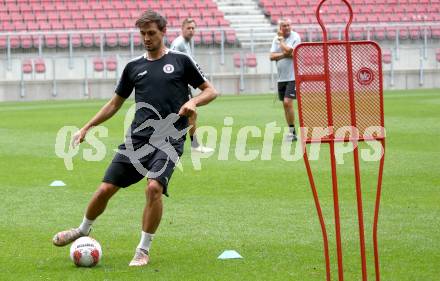 Fussball Bundesliga. Training SK Austria Klagenfurt. Thorsten Mahrer. Klagenfurt, am 24.6.2024.
Foto: Kuess
www.qspictures.net
---
pressefotos, pressefotografie, kuess, qs, qspictures, sport, bild, bilder, bilddatenbank