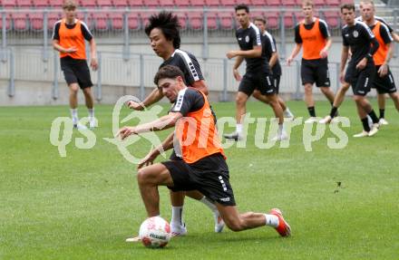 Fussball Bundesliga. Training SK Austria Klagenfurt. Ben Bobzien,  Min-young Lee . Klagenfurt, am 24.6.2024.
Foto: Kuess
www.qspictures.net
---
pressefotos, pressefotografie, kuess, qs, qspictures, sport, bild, bilder, bilddatenbank