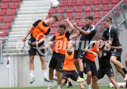 Fussball Bundesliga. Training SK Austria Klagenfurt. Jannik Robatsch, Simon Straudi, David Toshevski, Niklas Szerencsi,. Klagenfurt, am 24.6.2024.
Foto: Kuess
www.qspictures.net
---
pressefotos, pressefotografie, kuess, qs, qspictures, sport, bild, bilder, bilddatenbank