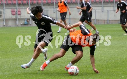 Fussball Bundesliga. Training SK Austria Klagenfurt.    Min-young Lee, Ben Bobzien. Klagenfurt, am 24.6.2024.
Foto: Kuess
www.qspictures.net
---
pressefotos, pressefotografie, kuess, qs, qspictures, sport, bild, bilder, bilddatenbank