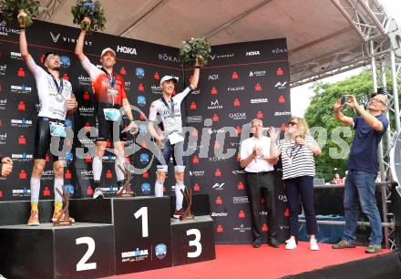 Ironman. Zieleinlauf.  Arthur Horseau (FRA), Denis Chevrot (FRA), Jon Saeveraas Breivold (NOR), Landeshauptmann Peter Kaiser, Andrea Springer, Klaus Ehrenbrandtner. Klagenfurt, 16.6.2024.
Foto: Kuess
---
pressefotos, pressefotografie, kuess, qs, qspictures, sport, bild, bilder, bilddatenbank