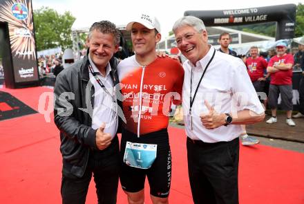 Ironman. Zieleinlauf.  Buergermeister Christian Scheider, Denis Chevrot (FRA), Landeshauptmann Peter Kaiser. .Klagenfurt, 16.6.2024.
---
pressefotos, pressefotografie, kuess, qs, qspictures, sport, bild, bilder, bilddatenbank