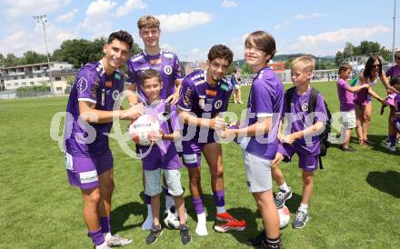 Fussball Bundesliga. Tag der offenen Tuer. SK Austria Klagenfurt.  Sebastian Guerra Soto, Jannik Robatsch, Ben Bobzien. Klagenfurt, am 6.7.2024.
Foto: Kuess
www.qspictures.net
---
pressefotos, pressefotografie, kuess, qs, qspictures, sport, bild, bilder, bilddatenbank