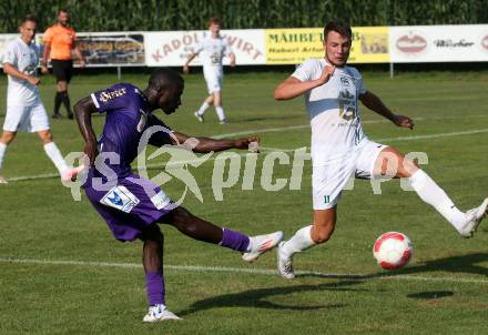 Fussball Testspiel. SK Austria Klagenfurt gegen Leoben. Solomon Bonnah, (Klagenfurt), Drini Halili    (Leoben). Glanegg, am 17.7.2024.
Foto: Kuess
www.qspictures.net
---
pressefotos, pressefotografie, kuess, qs, qspictures, sport, bild, bilder, bilddatenbank