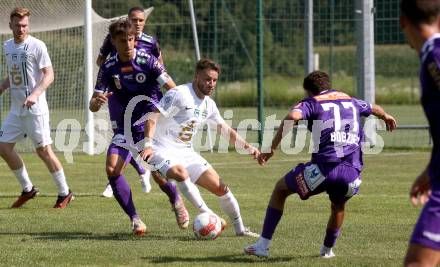 Fussball Testspiel. SK Austria Klagenfurt gegen Leoben. Thorsten Mahrer, Ben Bobzien (Klagenfurt), Slobodan Mihajlovic (Leoben). Glanegg, am 17.7.2024.
Foto: Kuess
---
pressefotos, pressefotografie, kuess, qs, qspictures, sport, bild, bilder, bilddatenbank