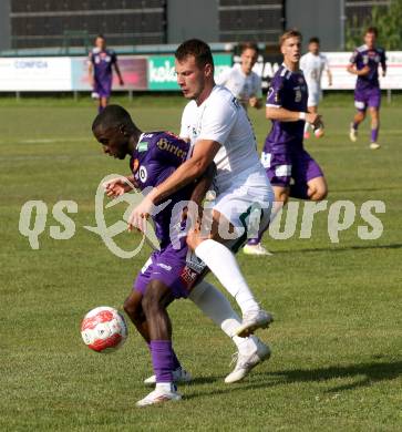 Fussball Testspiel. SK Austria Klagenfurt gegen Leoben. Solomon Bonnah, (Klagenfurt), Drini Halili    (Leoben). Glanegg, am 17.7.2024.
Foto: Kuess
www.qspictures.net
---
pressefotos, pressefotografie, kuess, qs, qspictures, sport, bild, bilder, bilddatenbank