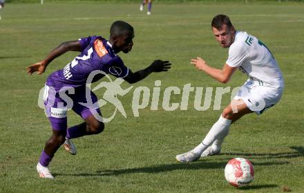 Fussball Testspiel. SK Austria Klagenfurt gegen Leoben.  Solomon Bonnah, (Klagenfurt), Drini Halili   (Leoben). Glanegg, am 17.7.2024.
Foto: Kuess
www.qspictures.net
---
pressefotos, pressefotografie, kuess, qs, qspictures, sport, bild, bilder, bilddatenbank