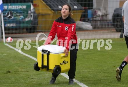 Fussball Testspiel SK Austria Klagenfurt gegen Rizespor.  Theresa Schmidt (Physio-Team) (Klagenfurt). Welzenegg, am 20.7.2024.
Foto: Kuess
www.qspictures.net
---
pressefotos, pressefotografie, kuess, qs, qspictures, sport, bild, bilder, bilddatenbank