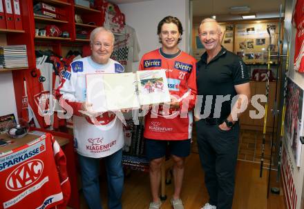 Eishockey. Besuch von Marco Kasper bei KAC Archivar Robert Platzer. Robert Platzer, Marco Kasper, Peter Kasper. Hermagor, am 4.7.2024.
Foto: Kuess
www.qspictures.net
---
pressefotos, pressefotografie, kuess, qs, qspictures, sport, bild, bilder, bilddatenbank