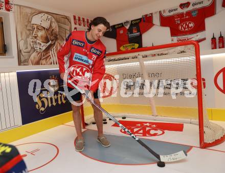 Eishockey. Besuch von Marco Kasper bei KAC Archivar Robert Platzer. Marco Kasper. Hermagor, am 4.7.2024.
Foto: Kuess
www.qspictures.net
---
pressefotos, pressefotografie, kuess, qs, qspictures, sport, bild, bilder, bilddatenbank