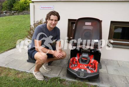 Eishockey. Besuch von Marco Kasper bei KAC Archivar Robert Platzer. Marco Kasper. Hermagor, am 4.7.2024.
Foto: Kuess
www.qspictures.net
---
pressefotos, pressefotografie, kuess, qs, qspictures, sport, bild, bilder, bilddatenbank