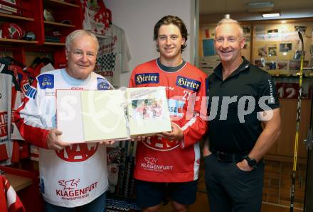 Eishockey. Besuch von Marco Kasper bei KAC Archivar Robert Platzer. Robert Platzer, Marco Kasper, Peter Kasper. Hermagor, am 4.7.2024.
Foto: Kuess
www.qspictures.net
---
pressefotos, pressefotografie, kuess, qs, qspictures, sport, bild, bilder, bilddatenbank