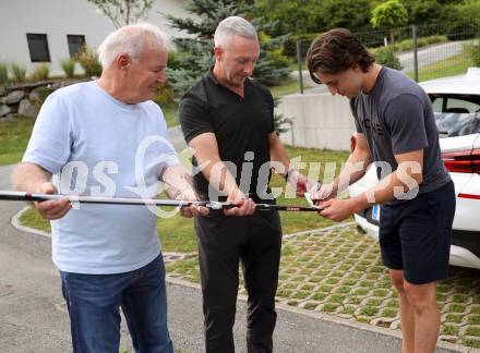 Eishockey. Besuch von Marco Kasper bei KAC Archivar Robert Platzer. Robert Platzer, Peter Kasper, Marco Kasper. Hermagor, am 4.7.2024.
Foto: Kuess
www.qspictures.net
---
pressefotos, pressefotografie, kuess, qs, qspictures, sport, bild, bilder, bilddatenbank