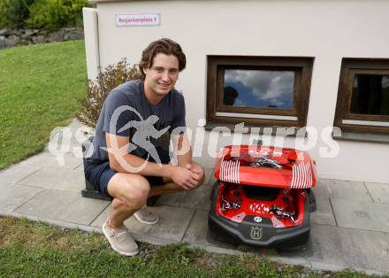 Eishockey. Besuch von Marco Kasper bei KAC Archivar Robert Platzer. Marco Kasper. Hermagor, am 4.7.2024.
Foto: Kuess
www.qspictures.net
---
pressefotos, pressefotografie, kuess, qs, qspictures, sport, bild, bilder, bilddatenbank