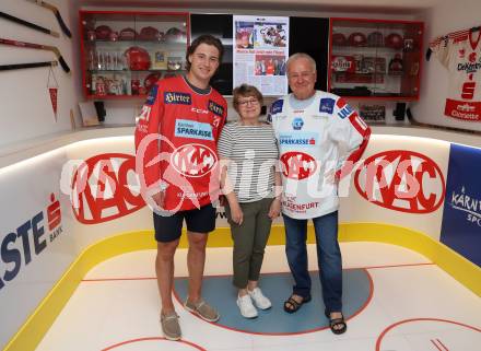 Eishockey. Besuch von Marco Kasper bei KAC Archivar Robert Platzer.  Marco Kasper, Robert Platzer. Hermagor, am 4.7.2024.
Foto: Kuess
www.qspictures.net
---
pressefotos, pressefotografie, kuess, qs, qspictures, sport, bild, bilder, bilddatenbank