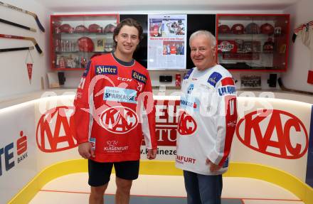 Eishockey. Besuch von Marco Kasper bei KAC Archivar Robert Platzer. Marco Kasper, Robert Platzer. Hermagor, am 4.7.2024.
Foto: Kuess
www.qspictures.net
---
pressefotos, pressefotografie, kuess, qs, qspictures, sport, bild, bilder, bilddatenbank