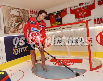 Eishockey. Besuch von Marco Kasper bei KAC Archivar Robert Platzer.  Marco Kasper. Hermagor, am 4.7.2024.
Foto: Kuess
www.qspictures.net
---
pressefotos, pressefotografie, kuess, qs, qspictures, sport, bild, bilder, bilddatenbank