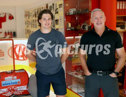 Eishockey. Besuch von Marco Kasper bei KAC Archivar Robert Platzer. Marco Kasper, Peter Kasper. Hermagor, am 4.7.2024.
Foto: Kuess
www.qspictures.net
---
pressefotos, pressefotografie, kuess, qs, qspictures, sport, bild, bilder, bilddatenbank