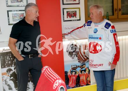 Eishockey. Besuch von Marco Kasper bei KAC Archivar Robert Platzer. Peter Kasper, Robert Platzer. Hermagor, am 4.7.2024.
Foto: Kuess
www.qspictures.net
---
pressefotos, pressefotografie, kuess, qs, qspictures, sport, bild, bilder, bilddatenbank