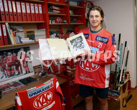 Eishockey. Besuch von Marco Kasper bei KAC Archivar Robert Platzer. Marco Kasper. Hermagor, am 4.7.2024.
Foto: Kuess
www.qspictures.net
---
pressefotos, pressefotografie, kuess, qs, qspictures, sport, bild, bilder, bilddatenbank