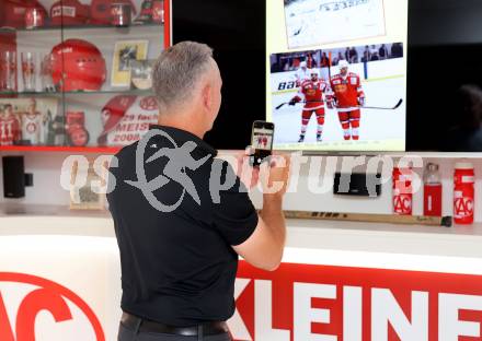 Eishockey. Besuch von Marco Kasper bei KAC Archivar Robert Platzer.  Peter Kasper. Hermagor, am 4.7.2024.
Foto: Kuess
www.qspictures.net
---
pressefotos, pressefotografie, kuess, qs, qspictures, sport, bild, bilder, bilddatenbank