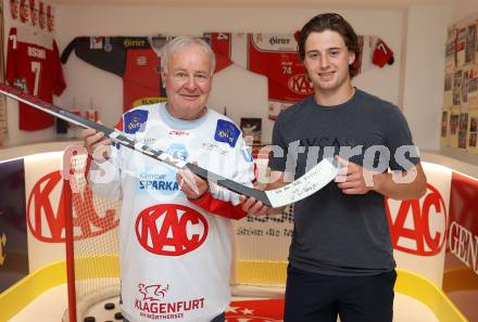 Eishockey. Besuch von Marco Kasper bei KAC Archivar Robert Platzer. Robert Platzer, Marco Kasper. Hermagor, am 4.7.2024.
Foto: Kuess
www.qspictures.net
---
pressefotos, pressefotografie, kuess, qs, qspictures, sport, bild, bilder, bilddatenbank