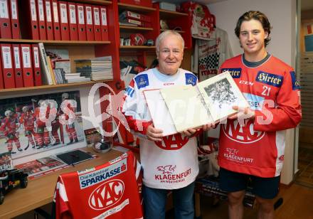 Eishockey. Besuch von Marco Kasper bei KAC Archivar Robert Platzer. Robert Platzer, Marco Kasper. Hermagor, am 4.7.2024.
Foto: Kuess
www.qspictures.net
---
pressefotos, pressefotografie, kuess, qs, qspictures, sport, bild, bilder, bilddatenbank