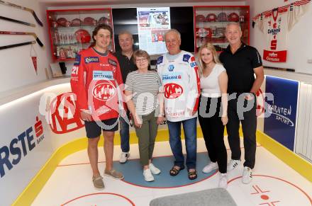 Eishockey. Besuch von Marco Kasper bei KAC Archivar Robert Platzer. Marco Kasper, Erwin Hasenbichler, Robert Platzer, Laura Hasenbichler, Peter Kasper. Hermagor, am 4.7.2024.
Foto: Kuess
www.qspictures.net
---
pressefotos, pressefotografie, kuess, qs, qspictures, sport, bild, bilder, bilddatenbank