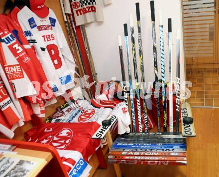 Eishockey. Besuch von Marco Kasper bei KAC Archivar Robert Platzer. Feature. Dressen, Schlaeger, Sessel. Hermagor, am 4.7.2024.
Foto: Kuess
www.qspictures.net
---
pressefotos, pressefotografie, kuess, qs, qspictures, sport, bild, bilder, bilddatenbank