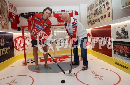 Eishockey. Besuch von Marco Kasper bei KAC Archivar Robert Platzer. Marco Kasper, Robert Platzer. Hermagor, am 4.7.2024.
Foto: Kuess
www.qspictures.net
---
pressefotos, pressefotografie, kuess, qs, qspictures, sport, bild, bilder, bilddatenbank