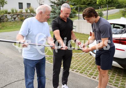 Eishockey. Besuch von Marco Kasper bei KAC Archivar Robert Platzer. Robert Platzer, Peter Kasper, Marco Kasper. Hermagor, am 4.7.2024.
Foto: Kuess
www.qspictures.net
---
pressefotos, pressefotografie, kuess, qs, qspictures, sport, bild, bilder, bilddatenbank