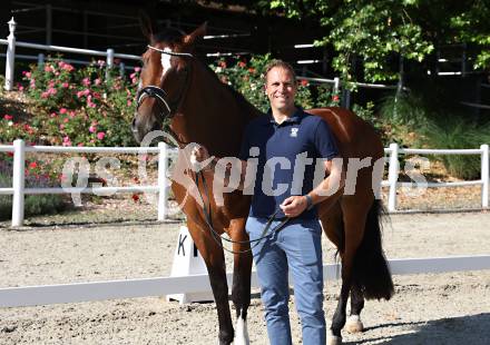 Dressurreiten. Homestory. Christian Schumach. Muraunberg, am 5.7.2024.
Foto: Kuess
---
pressefotos, pressefotografie, kuess, qs, qspictures, sport, bild, bilder, bilddatenbank